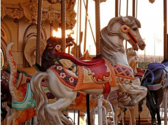 Календарь: 28 июня – День карусельной лошадки