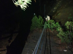 Туристы чуть не сорвались со скалы в Геленджике