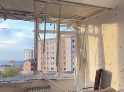 Атака беспилотников: глава Новороссийска показал поврежденные обломками дома. Введен режим ЧС