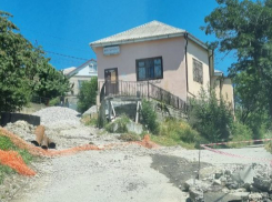 «Как после бомбёжки!», - улицу в Новороссийске разворотили и бросили 