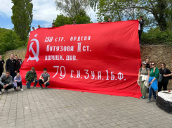Курсанты Ушаковки развернули «Знамя Победы» над Новороссийском 