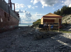 Громкая музыка и горы мусора: кафе у сухогруза «Рио» возмущает граждан