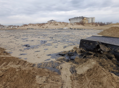 Песок хотят очистить от мазута и вернуть на пляжи Анапы 