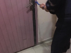 В Новороссийске напрасно раскурочили дверь, «спасая» ребенка