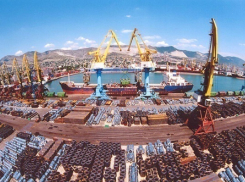 Бетонный массив упал на работника в новороссийском порту