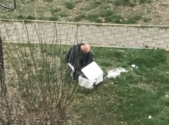 В Новороссийске мужчина высыпал на газон странный порошок 