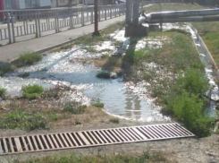 Фонтан питьевой воды бьёт из-под земли в Новороссийске