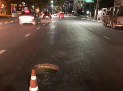 В центре города люки бросаются на автомобили новороссийцев