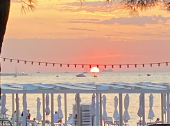 Тень тоже платная? Беременную девушку выгнали с пляжа в Геленджике 