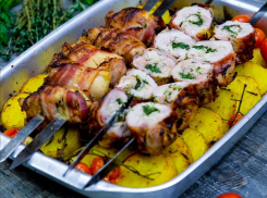 Готовим на мангале: Рулетики из куриного бедра в беконе с запеченным картофелем