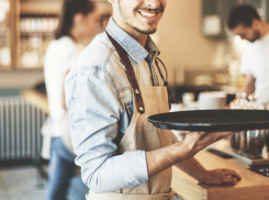 «Блокнот» помог: официанту из Новороссийска не придется платить за чек клиентов 