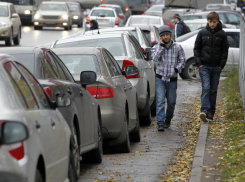 Детям приходится ходить по оживлённой трассе из-за отсутствия моста в Абрау-Дюрсо