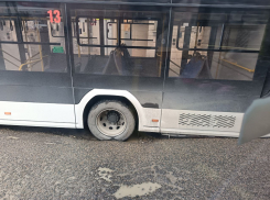 Троллейбус провалился: яма на дороге Новороссийска оказалась слишком большой