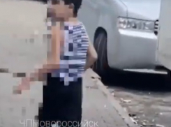 Босой, раздетый и молчаливый мальчик бегал по улицам Новороссийска