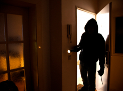 Вскрыл замок, пролез в квартиру: в Новороссийске произошло ограбление 