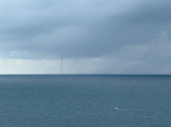 Страшно красиво: над Черным морем промчался смерч  