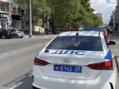 Сотрудники ДПС в Новороссийске помогли мальчику с гвоздем в ноге