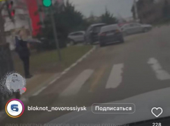 Новороссийцы массово теряют колеса в новых ямах на дорогах