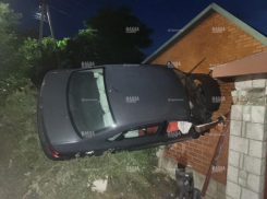 Въехал в забор и завис над землей: в Новороссийске произошло странное ДТП