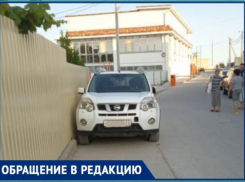 Жительница Новороссийска пожаловалась на автомобили, припаркованные на тротуаре в Мысхако