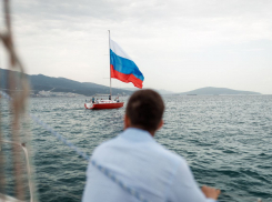 Вижу флаг России: как новороссийцам и гостям города демонстрировали гигантский триколор на воде