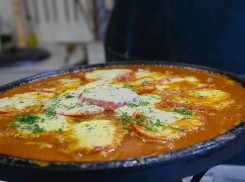 Готовим на мангале: треска с овощами