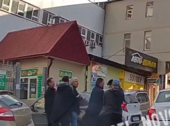 Таксист vs. прохожий: еще одна драка произошла на дорогах Новороссийска 