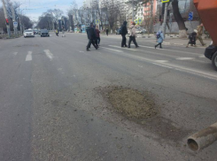 «Вы серьезно?»: в Новороссийске начали «подсыпать» ямы