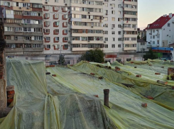 Люди мокнут! Пострадавшие от атаки беспилотников дома в Новороссийске «потекли»