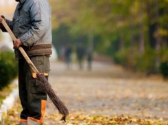 Вырастешь и будешь дворником: новороссийцев могут удивить зарплаты уличных рабочих