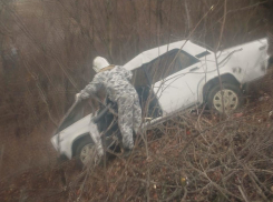 «Легковушка» повисла над обрывом под Новороссийском