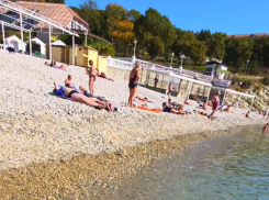 Сезон не закончен – вода теплая! Отдыхающие продолжают купаться в Черном море