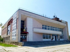 Осадки в виде плитки: в Мысхако отремонтируют фасад Дома культуры
