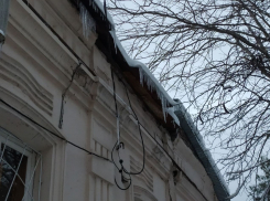 Новороссийцам стоит держаться подальше от домов: с крыш свисают сосульки