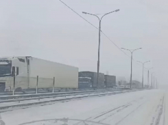 Снег, ДТП и пробки из большегрузов: обстановка на платной трассе М-4 «Дон» 