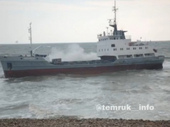 Во время шторма в Тамани судно из Новороссийска село на мель