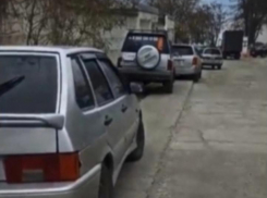 Куда обращаться новороссийцам, которым надоело терпеть припаркованные на тротуаре машины