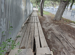 «Вместо тротуара – гнилые доски!», - крик души жительницы Новороссийска 