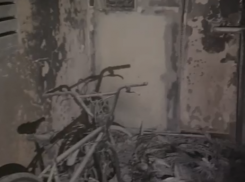 Новороссийцы чуть не погибли: неадекват закинул горящие покрышки в жилой дом