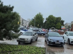 Площадь напротив администрации Новороссийска превратилась в спасательную парковку 