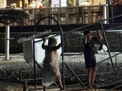 Жил-был пандус: в Новороссийске дама с ребенком устроили прыжки на оборудовании для инвалидов 