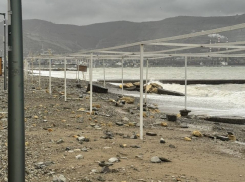 В Новороссийске бушует шторм: городские пляжи теперь не узнать 