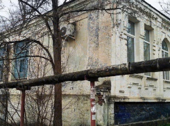 Снесут или нет: станичники продолжают бороться за старейшее здание в Раевской 