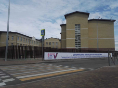 Выборы важнее жизни: баннер прячет новороссийцев возле пешеходного перехода