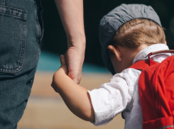 Маленькими ножками по ямам: когда приведут в порядок тротуар у детского сада в Новороссийске