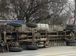 «Опрокинул фуру, чтобы избежать трагедии», - новороссийцы о происшествии на Малоземельской