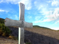 Пожар в Дюрсо чудом обошёл поклонный крест: никто не знает, откуда он взялся 