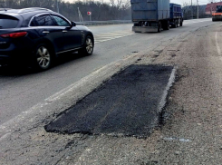 На трассе из Новороссийска в Краснодар заделывают ямы
