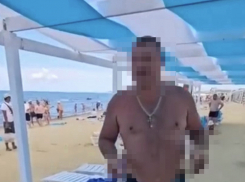 «И что ты нам сделаешь?»: анапчанина оскорбили за просьбу не курить на пляже