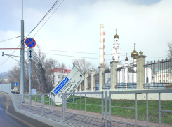 Сильный ветер в Новороссийске уронил дорожный знак на Шесхарисе 